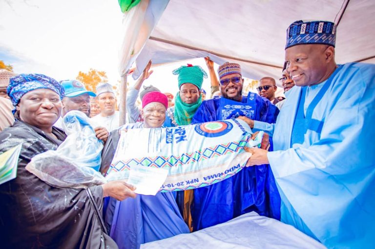Inuwa-flags-off-sales-of-fertiliser